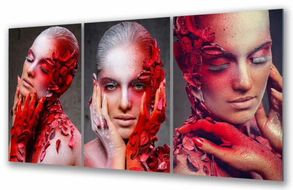 tryptyk szklany kobieta pokryta czerwonymi kwiatami