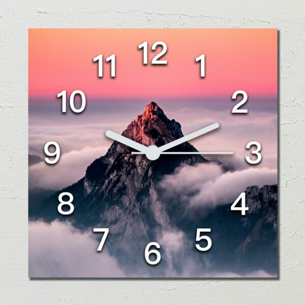zegary do salonu gora we mgle