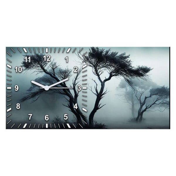 zegar kuchenny drzewa we mgle